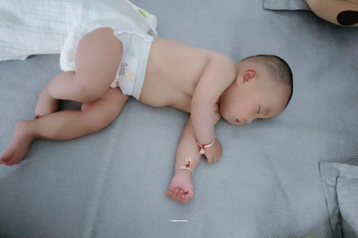 张北两个月宝宝肚子胀气